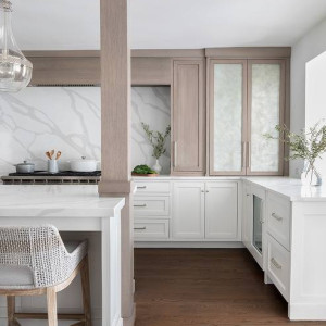 کابینت سفید و قهوه ای روشن ام دی اف در آشپزخانه نئوکلاسیک با بین کابینتی طرح سنگ مرمر