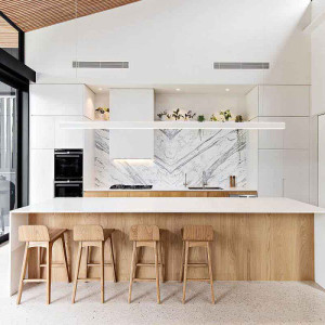 کابینت سفید و قهوه ای روشن ام دی اف در آشپزخانه مدرن با بین کابینتی طرح سنگ مرمر