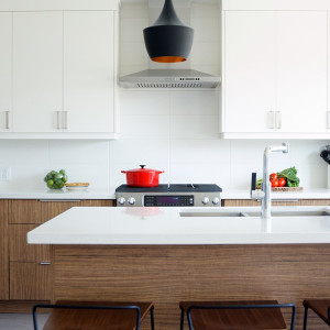 کابینت سفید و قهوه ای تیره در آشپزخانه مدرن جزیره دار با کاشی بین کابینتی سفید