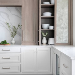 کابینت سفید و قهوه ای ام دی اف در آشپزخانه نئوکلاسیک