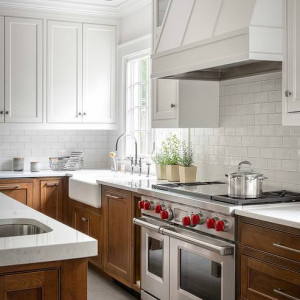 کابینت سفید و قهوه ای ام دی اف در آشپزخانه نئوکلاسیک جزیره دار