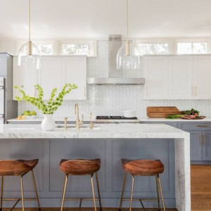 کابینت سفید طوسی مات در آشپزخانه نئوکلاسیک بزرگ جزیره دار با بین کابینتی و روکابینتی سفید