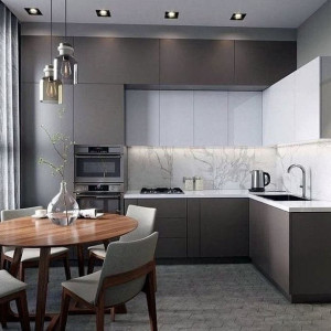 کابینت سفید طوسی تیره مات در آپشزخانه مدرن با بین کابینتی طرح سنگ مرمر سفید