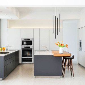 کابینت سفید طوسی مات در آشپزخانه مدرن بزرگ جزیره دار