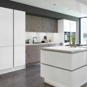 کابینت سفید طوسی مات در آشپزخانه مدرن بزرگ جزیره دار با بین کابینتی و روکابینتی سفید