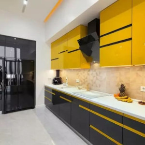 کابینت زرد و طوسی ام دی اف هایگلاس در دکوراسیون آشپزخانه مدرن با کاشی بین کابینتی کرم