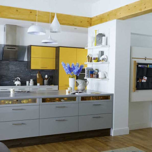کابینت زرد و سفید ام دی اف مات در دکوراسیون آشپزخانه مدرن اپن با بین کابینتی طوسی