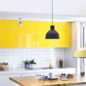 کابینت زرد و سفید ام دی اف هایگلاس در دکوراسیون آشپزخانه مدرن با کاشی بین کابینتی سفید