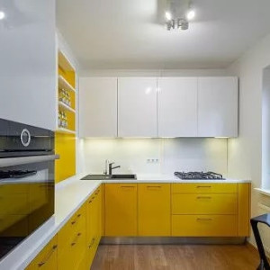 کابینت زرد و سفید ام دی اف هایگلاس در دکوراسیون آشپزخانه مدرن ال شکل