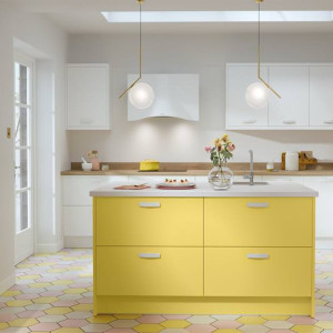 کابینت زرد و سفید ام دی اف مات در دکوراسیون آشپزخانه مدرن جزیره دار بزرگ
