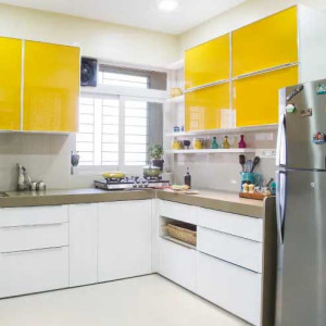 کابینت زرد و سفید ام دی اف هایگلاس در دکوراسیون آشپزخانه مدرن با بین کابینتی و روکابینتی طوسی