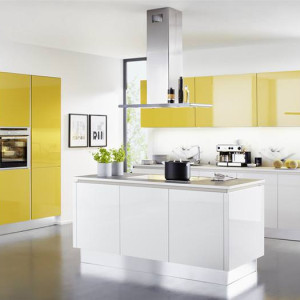 کابینت زرد و سفید ام دی اف ام دی اف هایگلاس در دکوراسیون آشپزخانه مدرن بزرگ جزیره دار