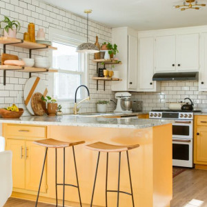 کابینت زرد و سفید ام دی اف مات در دکوراسیون آشپزخانه ال شکل