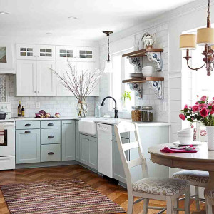 کابینت سبز تعنایی روشن در آشپزخانه با بین کابینتی سفید