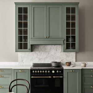 کابینت سبز سیج در آشپزخانه با بین کابینتی سنگی سفید مشکی