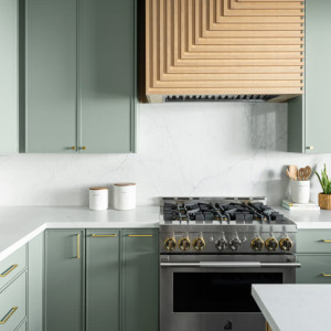 کابینت سبز سیج ام دی اف مات در آشپزخانه نئوکلاسیک با بین کابینتی و روکابینتی سفید