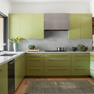 کابینت سبز روشن ام دی اف مات در آشپزخانه مدرن با بین کابینتی طوسی