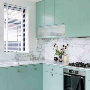 کابینت سبز نعنایی روشن در آشپزخانه مدرن با بین کابینتی و روکابینتی سفید