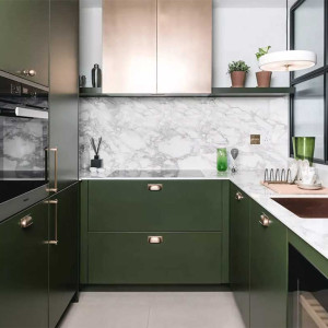 کابینت سبز تیره ام دی اف مات در آشپزخانه نئوکلاسیک