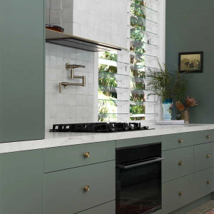 کابینت سبز سیج در آشپزخانه نئوکلاسیک