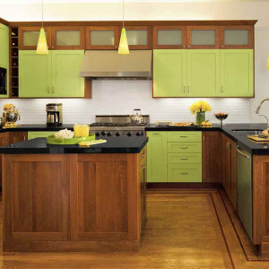 کابینت سبز و قهوه ای ام دی اف مات در آشپزخانه نئوکلاسیک بزرگ جزیره دار با روکابینتی مشکی