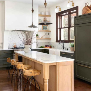 کابینت سبز و قهوه ای ام دی اف مات در آشپزخانه نئوکلاسیک جزیره دار با بین کابینتی سفید