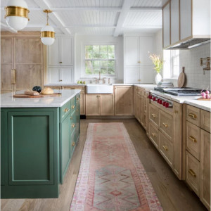 کابینت سبز و قهوه ای ام دی اف مات در آشپزخانه نئوکلاسیک جزیره دار