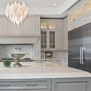 کابینت طوسی و کرم ام دی اف مات در آشپزخانه کلاسیک بزرگ جزیره دار