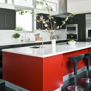 کابینت قرمز و مشکی ام دی اف مات در دکوراسیون آشپزخانه مدرن جزیره دار