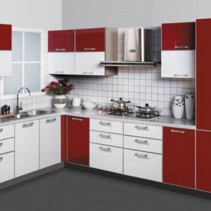 کابینت قرمز سفید ام دی اف مات در دکوراسیون آشپزخانه مدرن با کاشی بین کابینتی سفید
