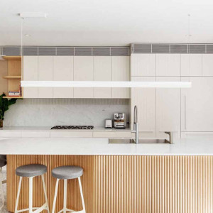 کابینت قهوه ای و سفید ام دی اف مات در دکوراسیون آشپزخانه مدرن بزرگ جزیره دار