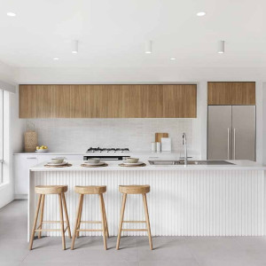 کابینت قهوه ای طرح چوب و کابینت سفید در دکوراسیون آشپزخانه مدرن بزرگ جزیره دار