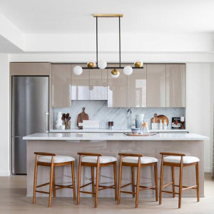 کابینت قهوه ای روشن ام دی اف هایگلاس در دکوراسیون آشپزخانه مدرن جزیره دار