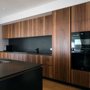 کابینت قهوه ای تیره طرح چوب ام دی اف مات در دکوراسیون آشپزخانه مدرن