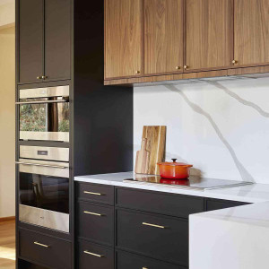 کابینت مشکی قهوه ای طرح چوب ام دی اف مات در دکوراسیون آشپزخانه مدرن با بین کابینتی سنگ مرمر سفید
