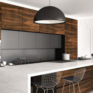 کابینت مشکی قهوه ای طرح چوب ام دی اف مات در دکوراسیون آشپزخانه مدرن جزیره دار با کابینت پله ای