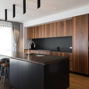 کابینت مشکی قهوه ای طرح چوب ام دی اف مات در دکوراسیون آشپزخانه مدر جزیره دار