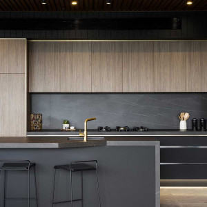 کابینت مشکی قهوه ای طرح چوب ام دی اف مات در دکوراسیون آشپزخانه مدرن جزیره دار با بین کابینتی مشکی