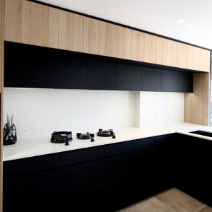 کابینت مشکی قهوه ای طرح چوب ام دی اف مات در دکوراسیون آشپزخانه مدرن با کابینت پله ای و بین کابینتی سفید