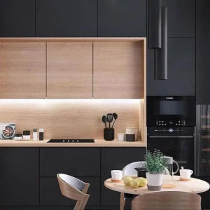 کابینت مشکی قهوه ای طرح چوب ام دی اف مات در دکوراسیون آشپزخانه مدرن با کابینت پله ای