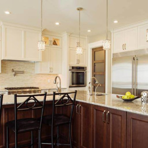 کابینت کرم قهوه ای تیره ام دی اف مات در دکوراسیون آشپزخانه نئوکلاسیک