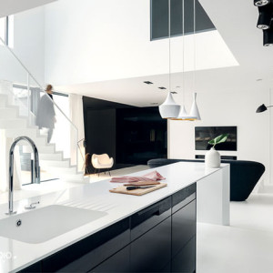 دکوراسیون سفید مشکی خانه بزرگ مینیمال با کابینت های مشکی