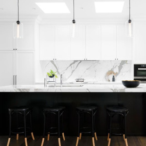 دکوراسیون سفید مشکی آشپزخانه مدرن با کابینت های سفید مشکی