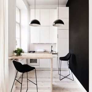 دکوراسیون سفید مشکی آشپزخانه مدرن با کابینت های سفید