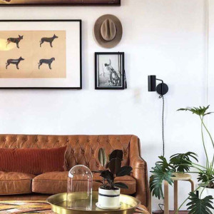 دکوراسیون سفید و قهوه ای نشیمن مدرن با مبل چرمی قهوه ای