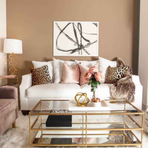 دکوراسیون سفید و قهوه ای هال و پذیرایی با دیوار تاکیدی بژ و مبل سفید