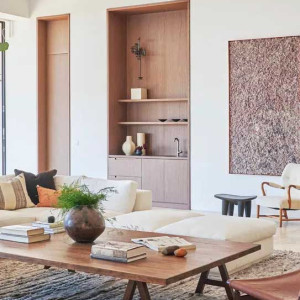 دکوراسیون سفید و قهوه ای هال و پذیرایی