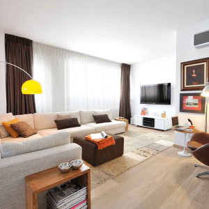 دکوراسیون سفید و قهوه ای هال و نشیمن مدرن بزرگ