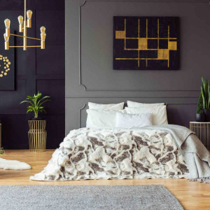 دکوراسیون طوسی طلایی اتاق خواب نئوکلاسیک با اکسسوری های طلایی