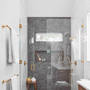 دکوراسیون طوسی طلایی حمام با کاشی های طوسی و اکسسوری های طلایی